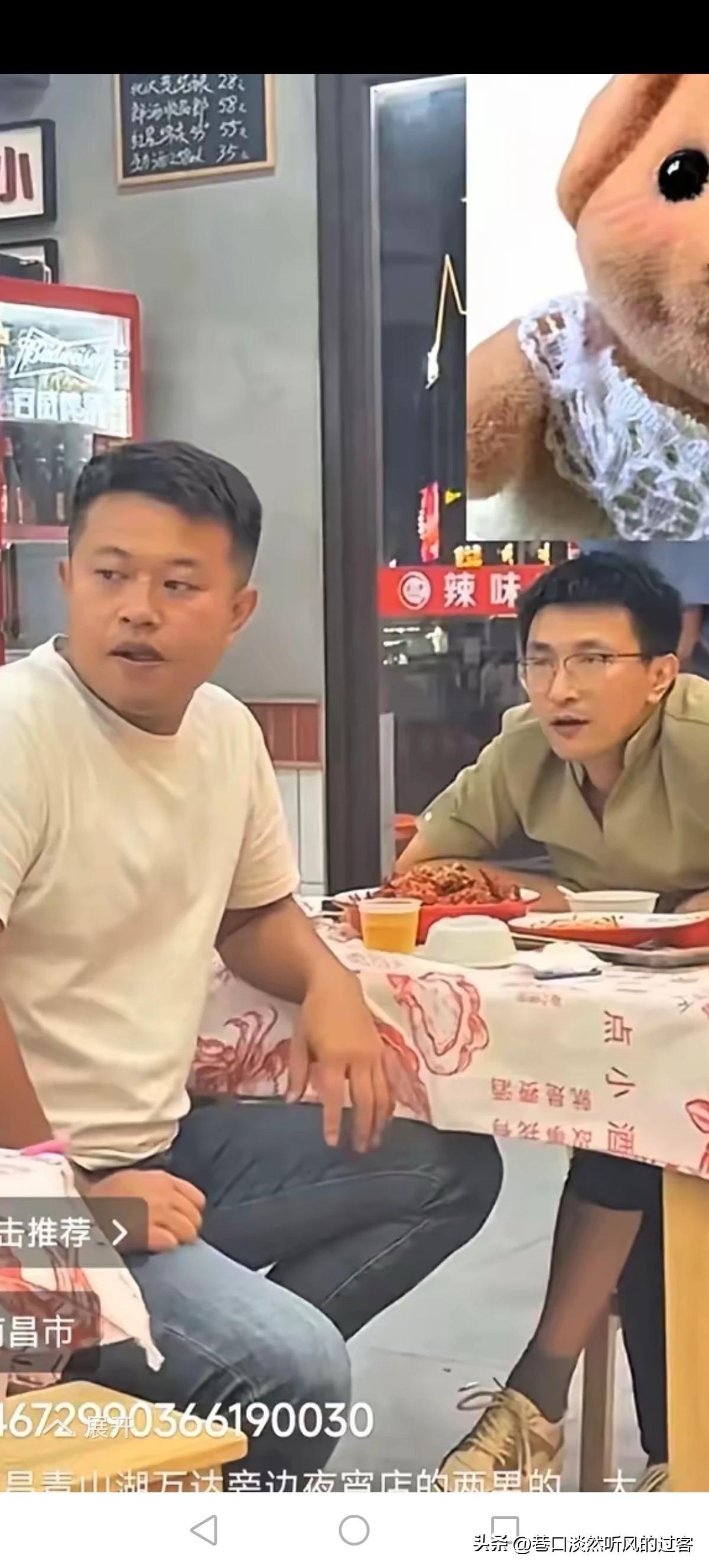 这是江西南昌摸头事件中唯一一张没有打码的照片，俩男子的脸可以看得很清楚。这时