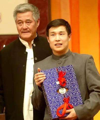 2009年，小沈阳大火之后，一年之内就赚到了两个亿，可就在这个时候，赵本山表示公
