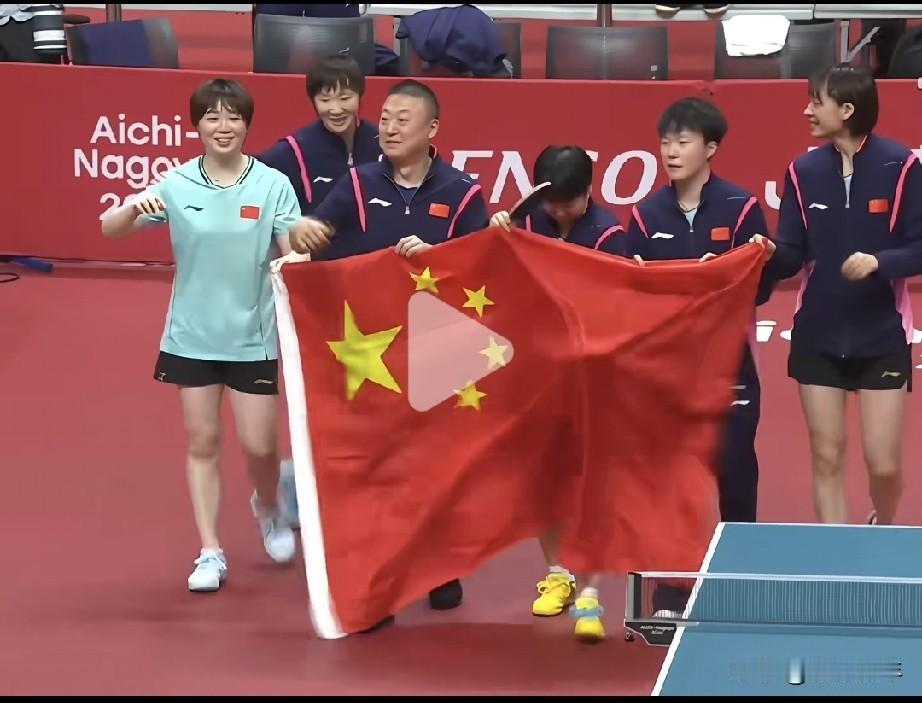 哈哈！这画面太美好了，所有人沉浸在喜悦当中，有没有发现，大家都笑得好好看