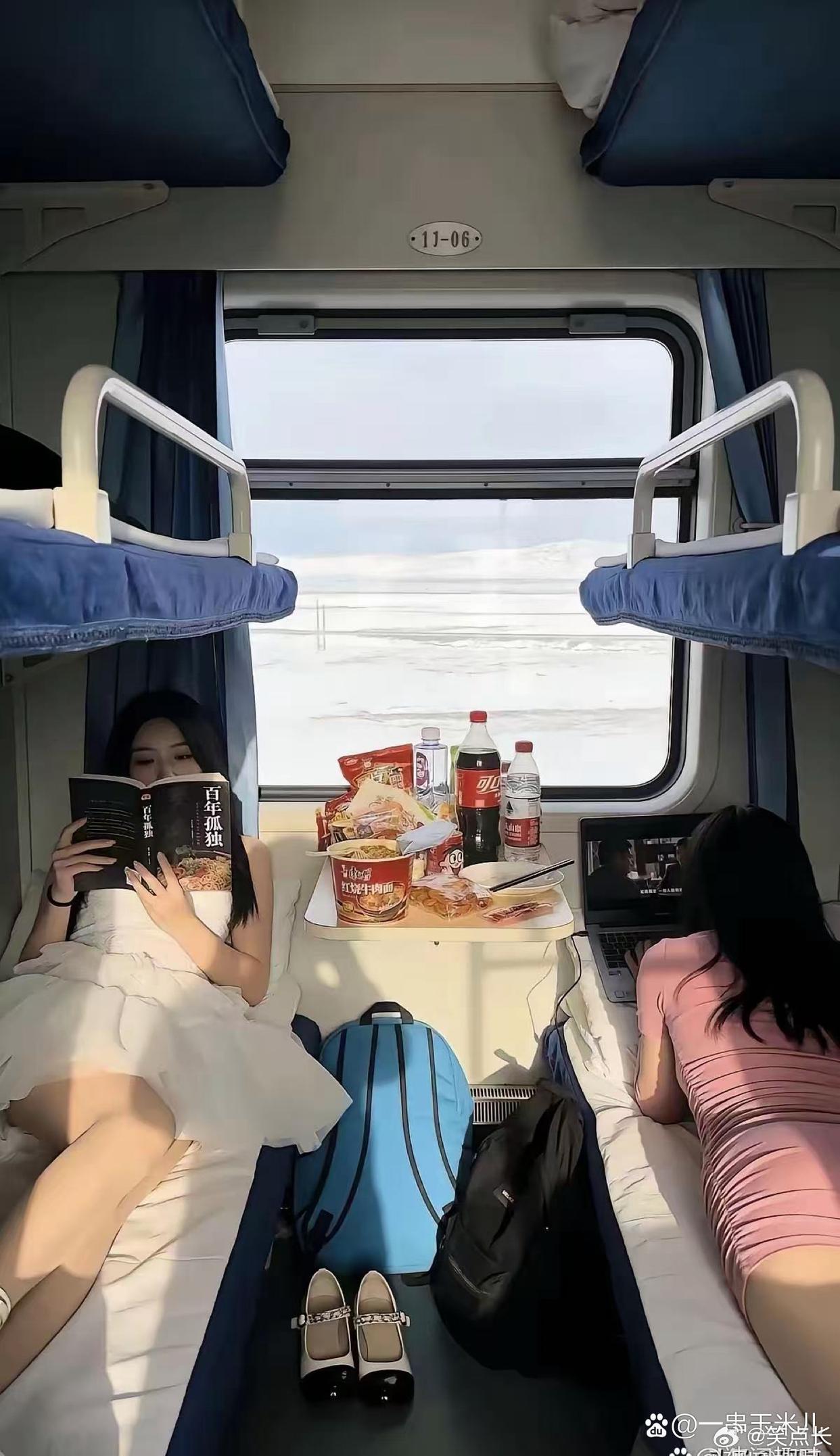 火车上就剩这两个上铺了，我该选哪个呢？​​​