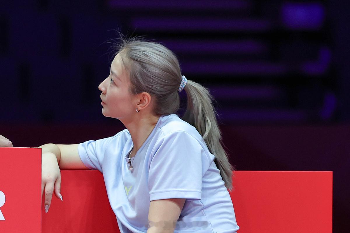 黄雅琼染发了黄雅琼走运动员通道识别不成功作为总决赛解说嘉宾的黄雅琼和刘雨辰今天