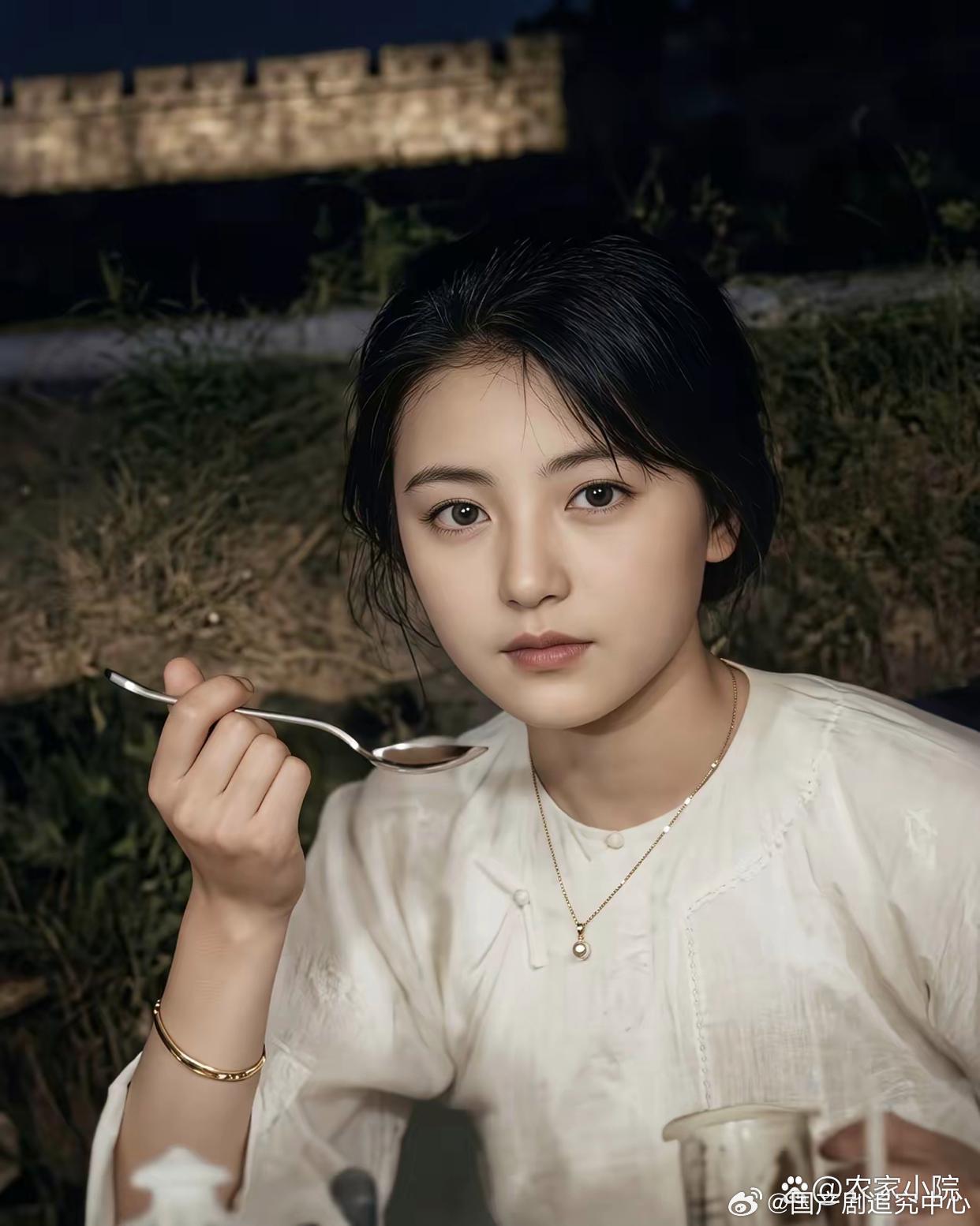 经过高清还原的三张林徽因年轻时的照片，在那个美女本就不多的年代，林徽因确实算绝代