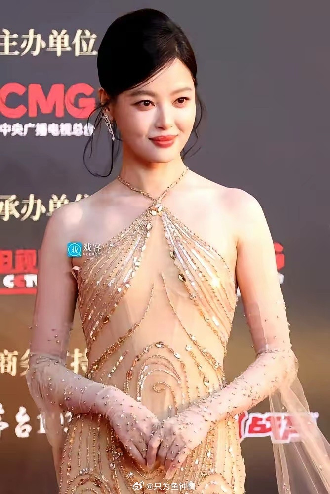 红毯真是名利场缩影，太现实了。首届CMG中国电影盛典，章子怡是形象大使，辛芷蕾是