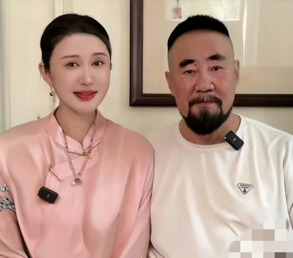 张纪中新造型亮相，一下年轻20岁有没有？要知道张纪中已经70多岁了，从这张照片