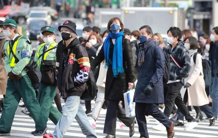 美国真是把日本坑惨了！8月31日，100日元兑换人民币只剩4块2毛2左右。一个月