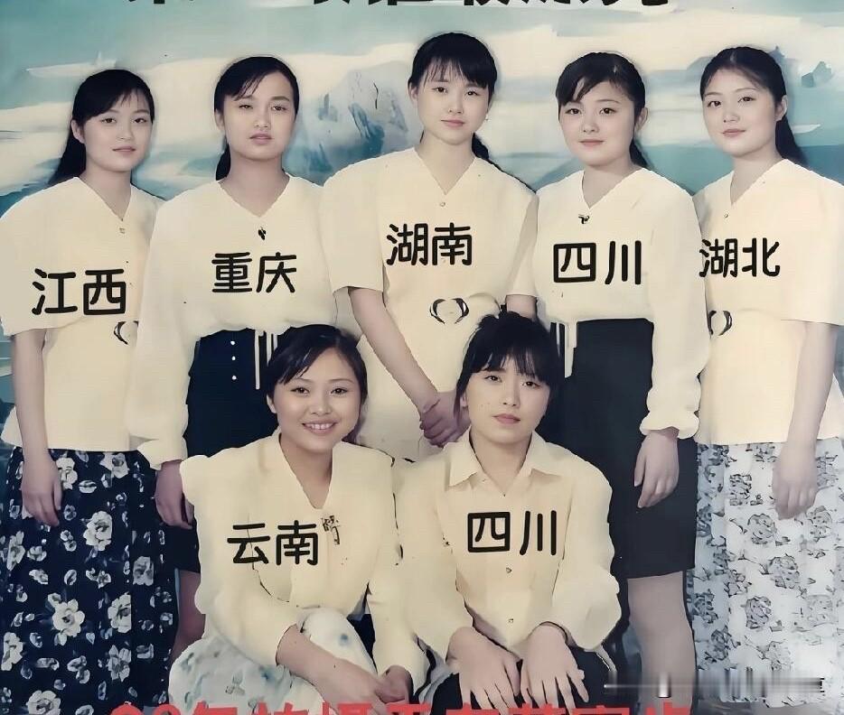 这是早些年深圳工厂里的女员工的一张合影，她们是来自于全国各地的小美女们，长得都很