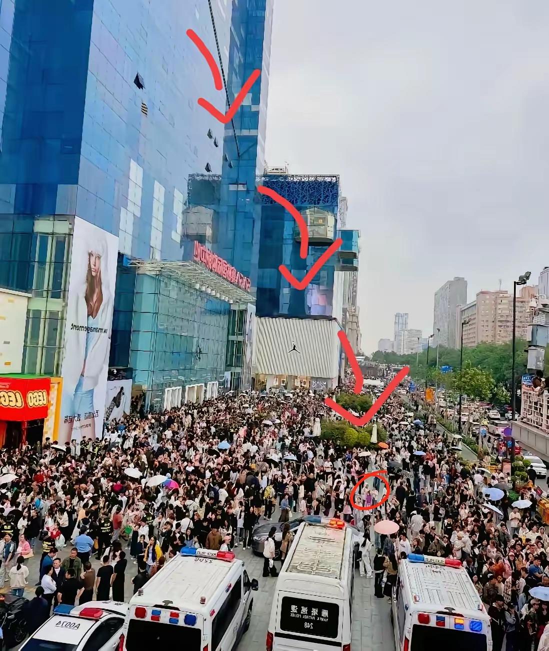 西安这个商场遭到反噬了，刚才看到一个西安的朋友发朋友圈，身边不少本地人都相约不再