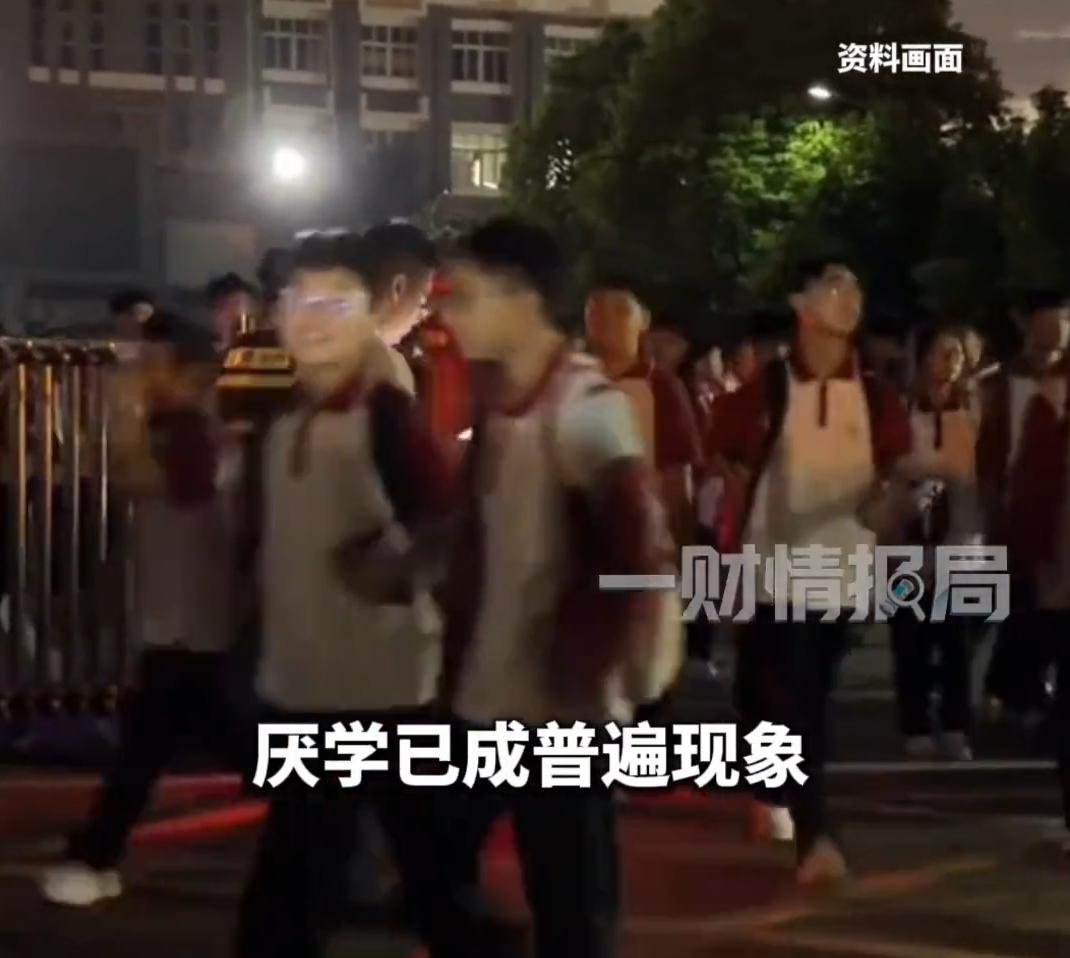 广州实验中学校长张先龙近日公开披露：有学生周末从早8点补到晚10点，周一到周日连