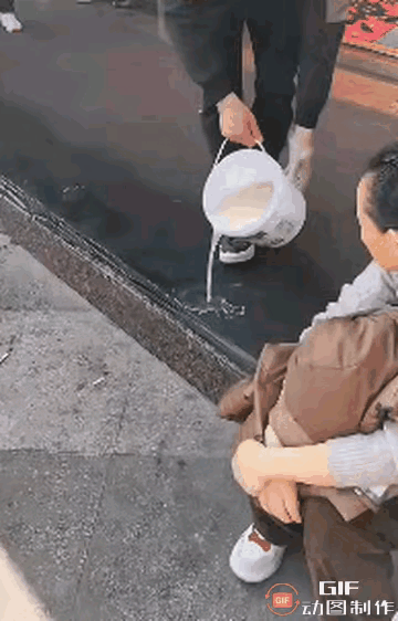 “格局打开！”两名游客逛街逛累，在一家卖柿饼店铺门口前面的台阶坐下休息，没想到老