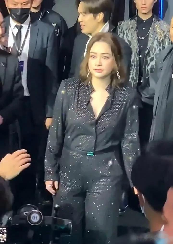 阿娇跟钟汉良合影，事实证明美跟胖瘦无关，阿娇胖了也是很漂亮的。