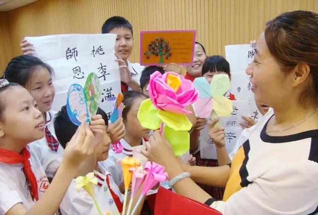 2元卤肉面：被孩子捧在手心的尊严，比什么都贵面馆里那一幕，刷爆了朋友圈。