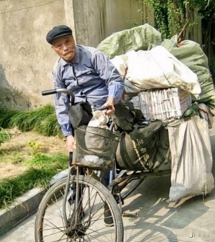 1974年，被劳教20年的抗战英雄吴其轺重获自由，靠蹬三轮车，他一天能赚1块2毛