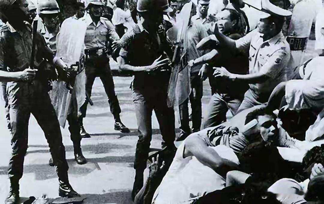 1998年，印尼街头烧成火海，华人妇女被当街凌辱，几千人惨死。全世界华人都在问：