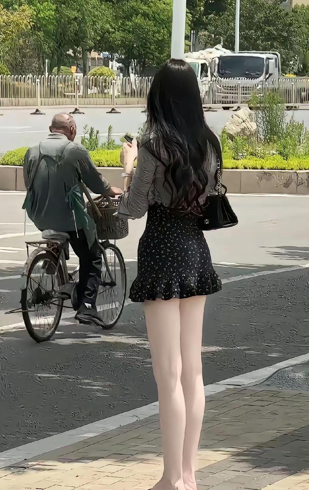 相亲饭局翻车，一句反问，戳破拿前任当筹码的底气与体面！一桌人，菜刚上，气氛
