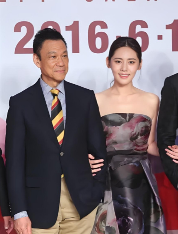 2011年，65岁的王学圻做出了一个震惊圈内外的决定，不顾结婚40年的发