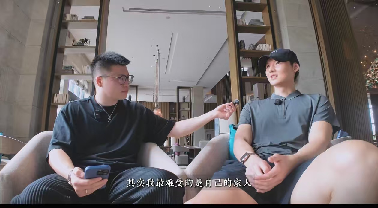王哲林不觉得自己天赋高，国家队生涯有遗憾，被网暴家人承受很大压力