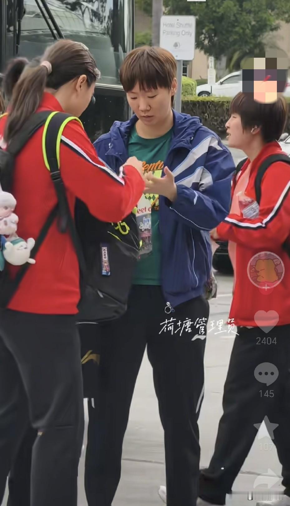 国乒抵达洛杉矶后，今天就上训了。这是国乒女队下训回酒店，看来大家去了也没有多睡
