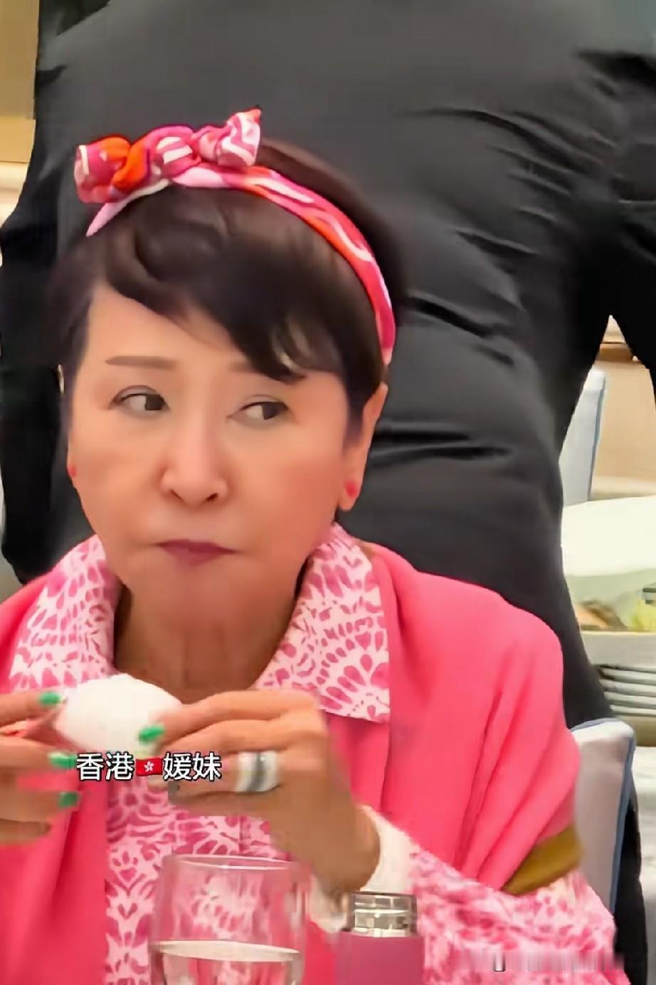 有人说谢霆锋妈妈犾波拉长得不太漂亮，其实图①②的拉姑已经是七十多岁了，图③是她年