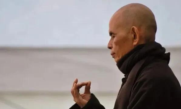 95岁一行禅师在越南去世，临终前的话，字字珠玑：“人一旦死了，他生前穿的衣服，盖