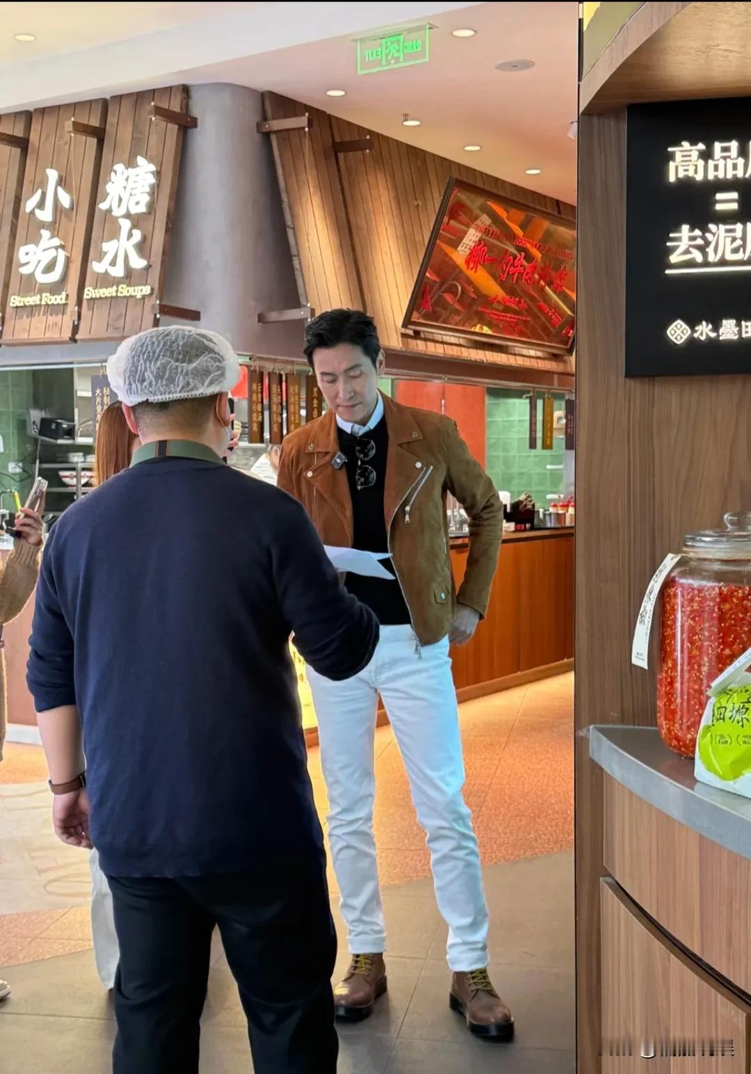 我发现，TVB出来的艺人，是真的很自律，不论是身材还是体态，气质，都保持得非常好