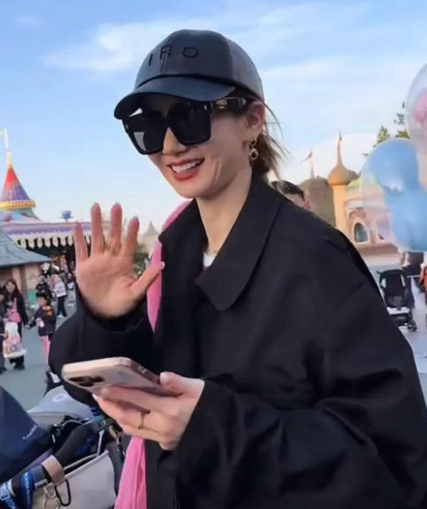 戚薇一家东京迪士尼之旅李承铉奶爸范seven超萌