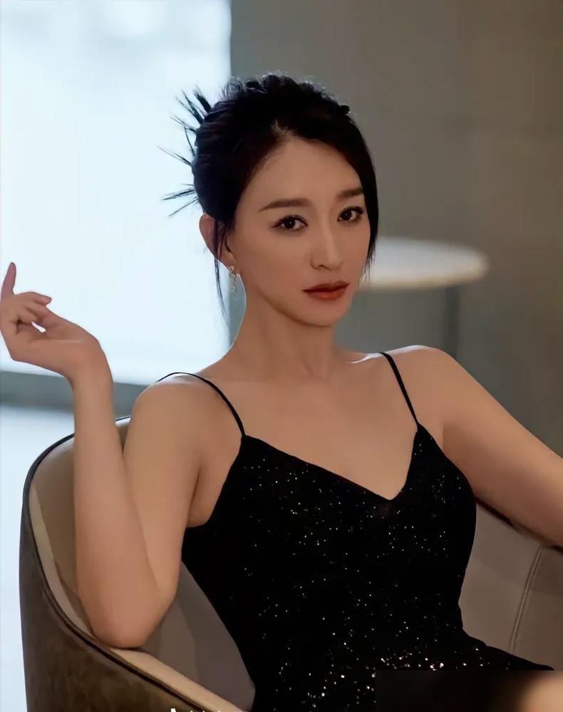 陪他五年，打掉两个孩子，你猜他最后娶了谁？她的闺蜜，李小冉。这边李小冉刚跟鄢