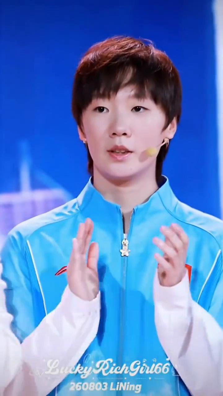 新鲜的王曼昱来了，新战袍亮相惊艳全场。这身打扮的王曼昱美吗？第二十届亚运会中国