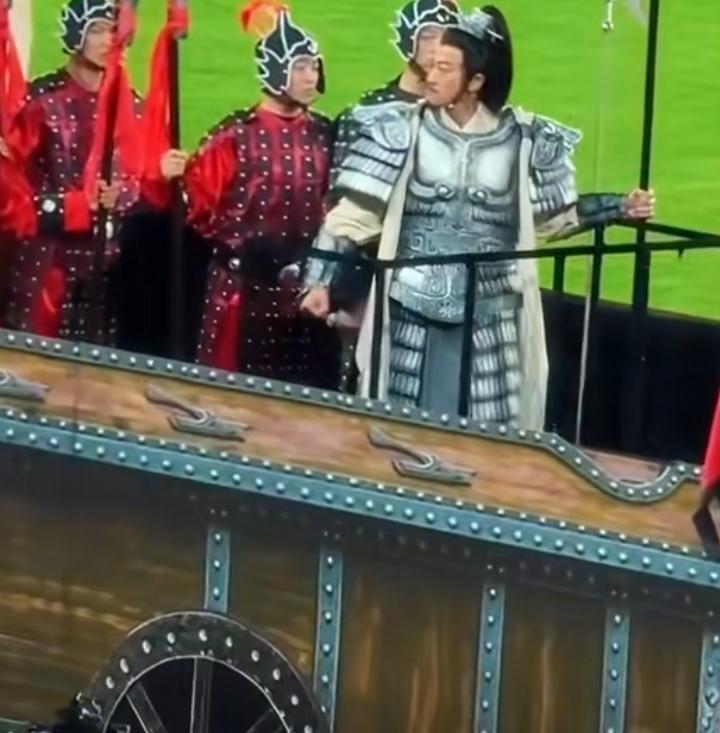 何润东，非常诚实。好家伙，就因为演了一个项羽，居然还出席2026苏超现场，不过