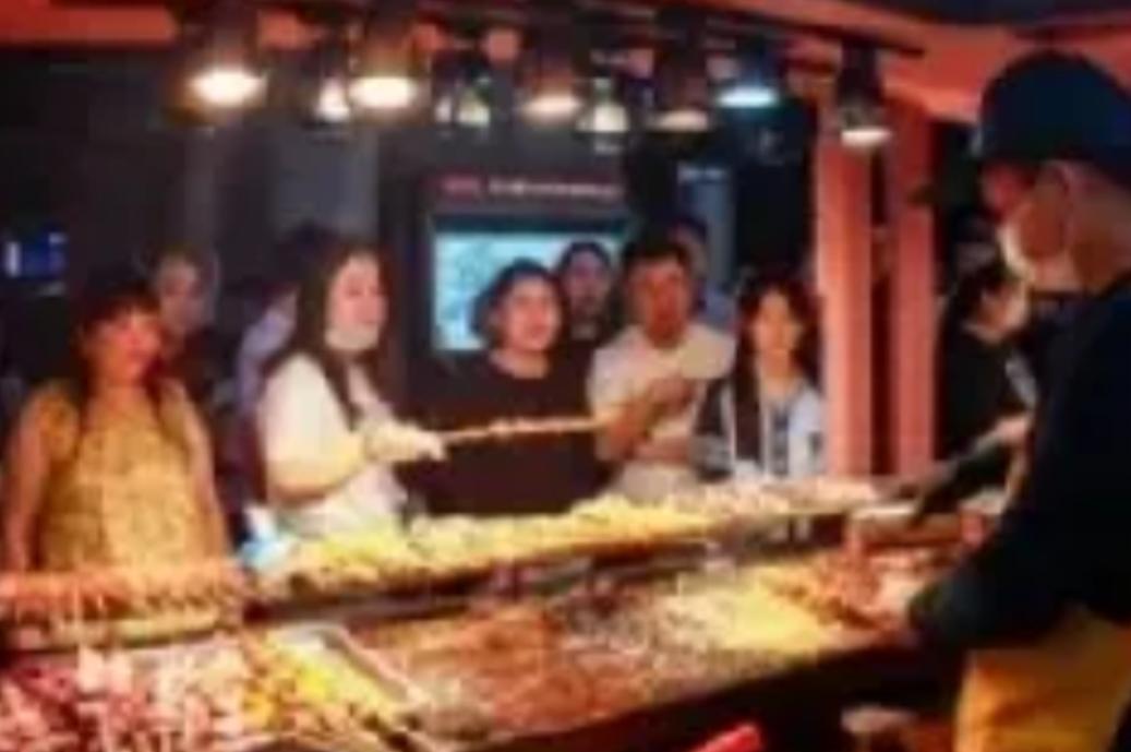 沈阳凌晨一点的夜市，18个壮汉吃了180串炸串、喝光5瓶白酒，结完账转身就走，摊