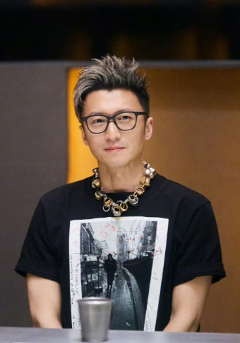 谢霆锋这样下去真的不行明明演戏演得好，他不演了明明唱歌唱得好，他不唱了人到