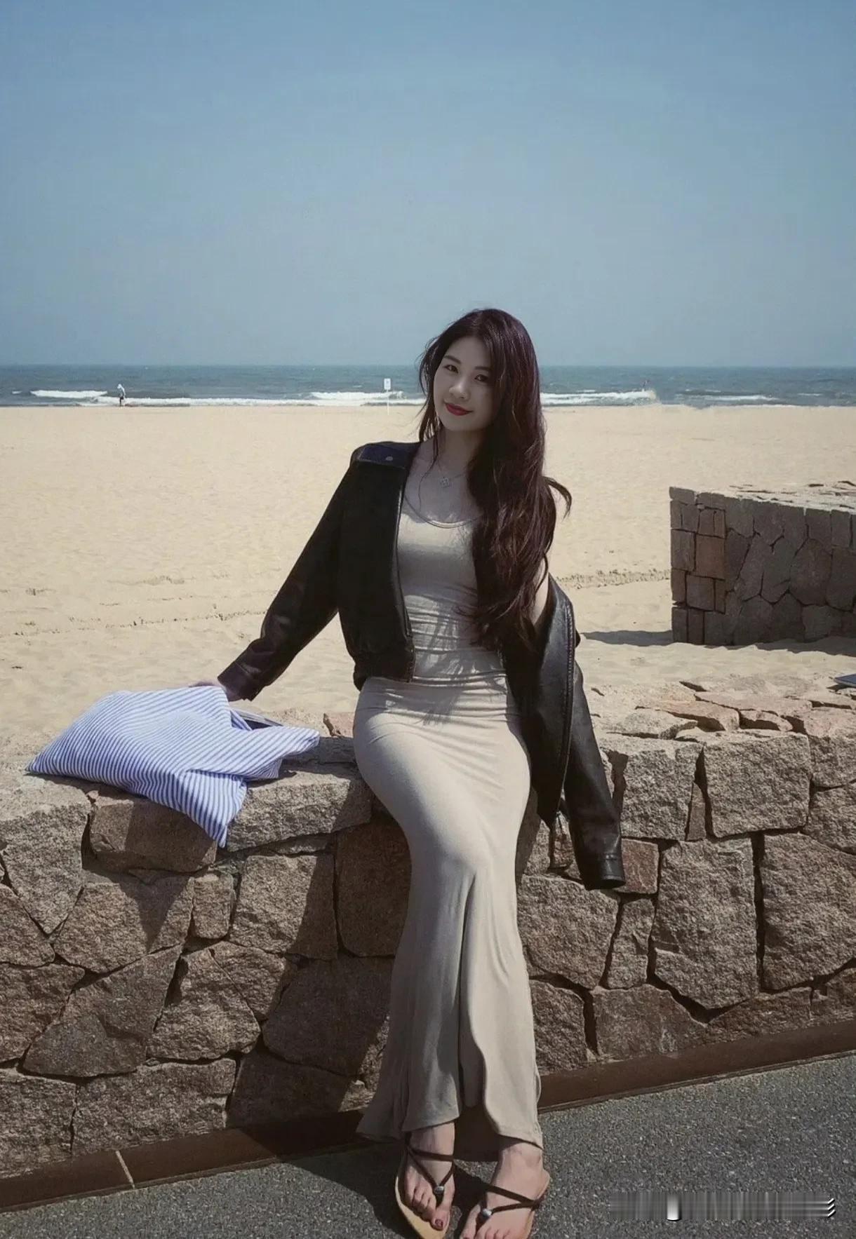 春节的海风带着咸湿的暖意，拂过发梢。不同于北方的冰天雪地，这里的沙滩依旧柔软，阳