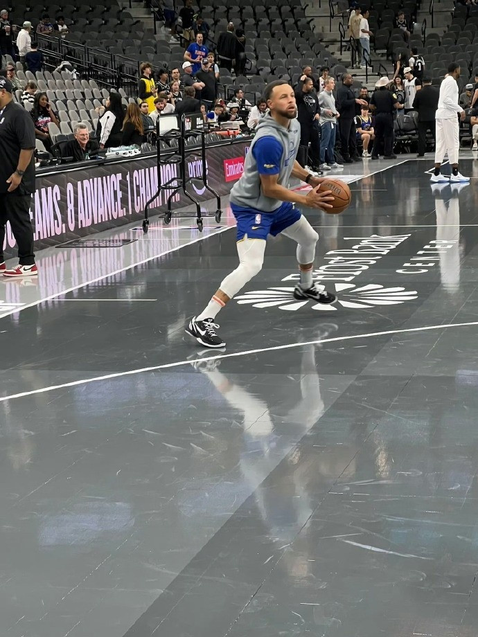 【库里今日脱下UA上脚NIKE，世界各大品牌都将与库里见面寻求合作】据昨日报道，