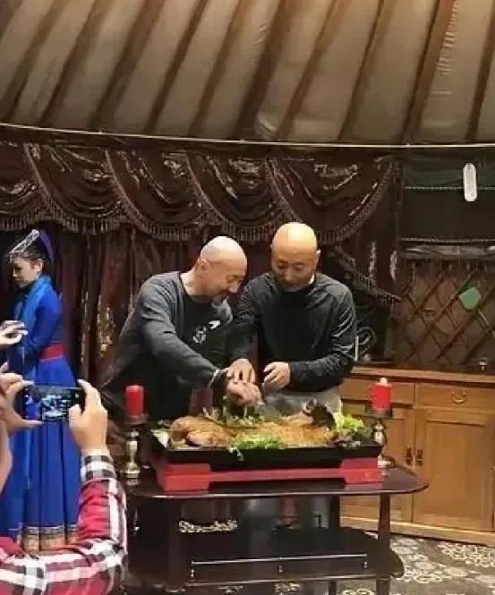 有一次，陈佩斯去内蒙商演，腾格尔一个电话追过来：“来我家喝酒，40斤烤全羊吃不完