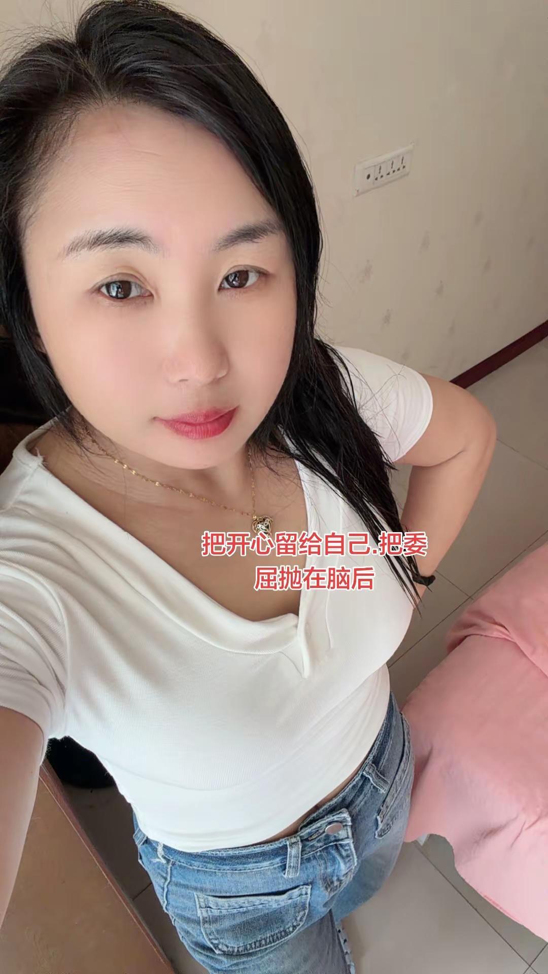 白t恤搭配小短裙白色上衣的搭配记录自己的日常穿搭日常穿搭白色t恤白色上衣