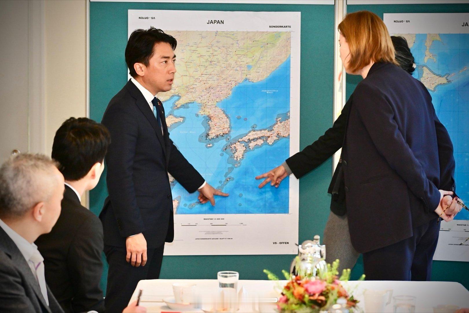 日本防卫大臣小泉进次郎向德国大使西吉斯蒙德介绍中日军机雷达照射的发生地。小泉进次