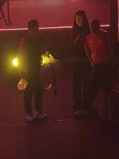 德华，很负责，让人信任。莎莎退赛单打后，德华护着她退场。事情大概是这样：