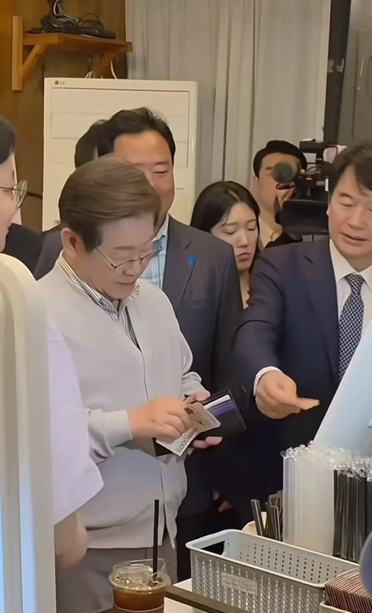 贵玲啊！冰美式咖啡好喝吗？李在明去喝咖啡，旁边有人要替他付钱被拒绝，从钱包里数