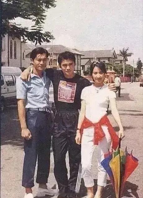 这张照片拍摄于27年前，能认出来三人的，估计都儿女绕膝了吧！​​​