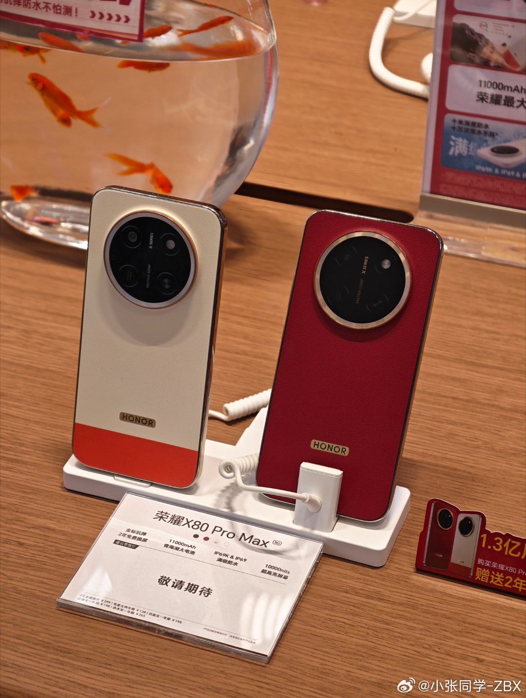 荣耀线下店生意太火了，一个接一个的俩哥们轮着休息不下来，我怕说贴个膜都得排队北