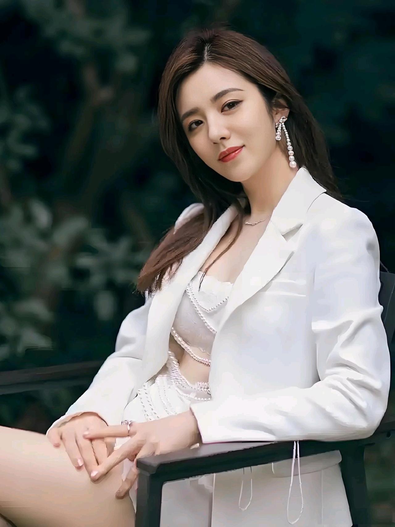王晓晨估计现在想哭死的心都有了，原本大家还没办法完全确认他到底是不是俞灏明女朋友