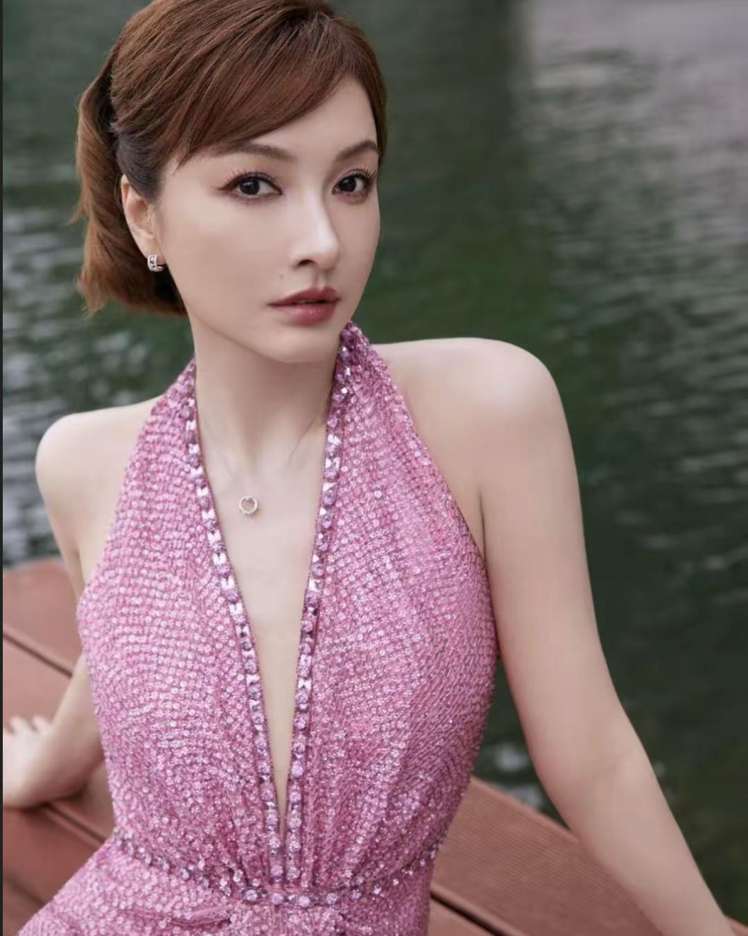 最近看到有人说那个吴昕挺神奇的。她早年存了钱买了很多房子，后来房价涨了就全卖了，