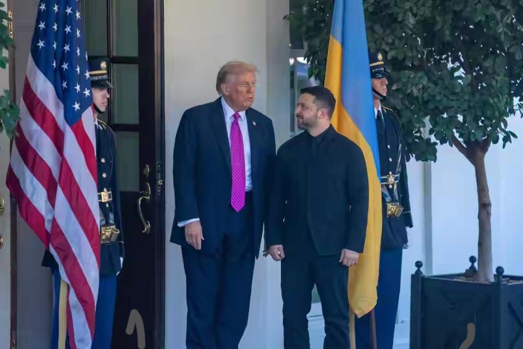 刚才发生！特朗普直接表态2025年11月3日，特朗普在“空军一号”上直接表