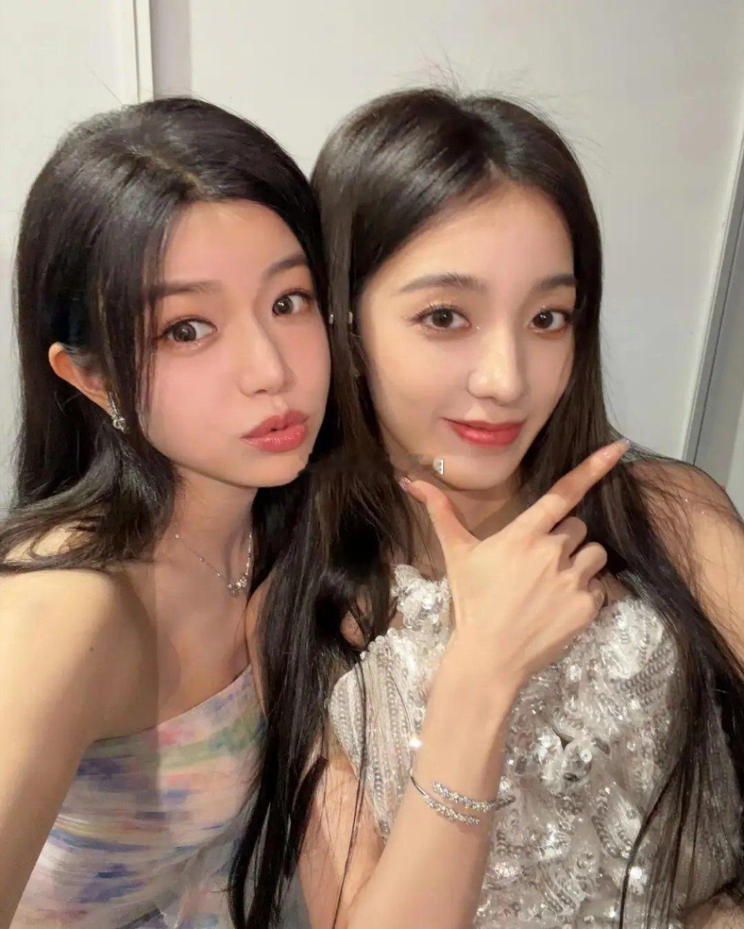 陈妍希晒星光大赏合照，饺子大王显嫩又脸小，万鹏美貌被低估了！！！！！