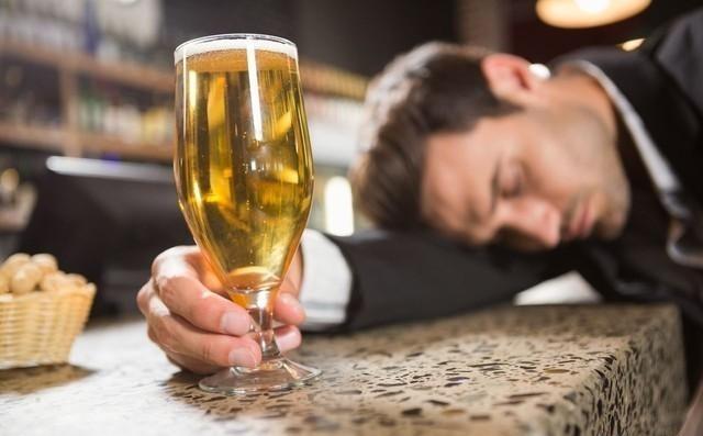 “适量喝酒真的能长寿吗？”适量的酒精摄入可能与更长寿的生活密切相关。这与传统