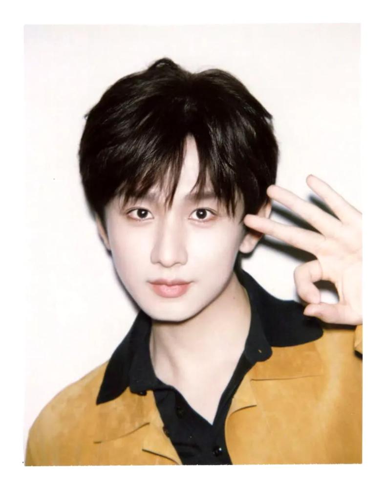 消失整整15天，成毅突然砸出三张泛黄胶片，直接引爆上千万人的午夜狂欢。你真