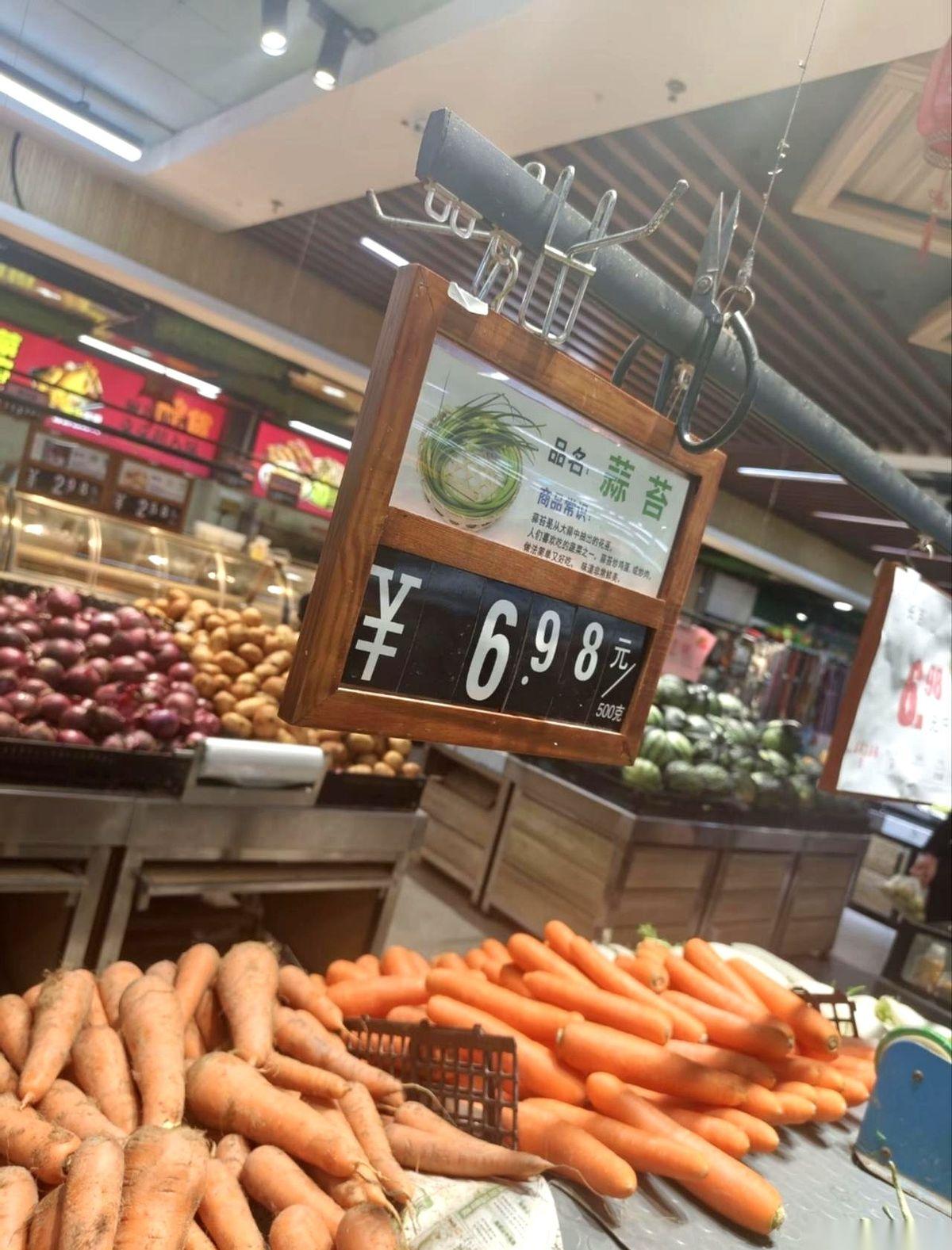 一边是超市货架上贴着“6.98元/斤”的标价，另一边是河南、山东、江苏的大蒜地里