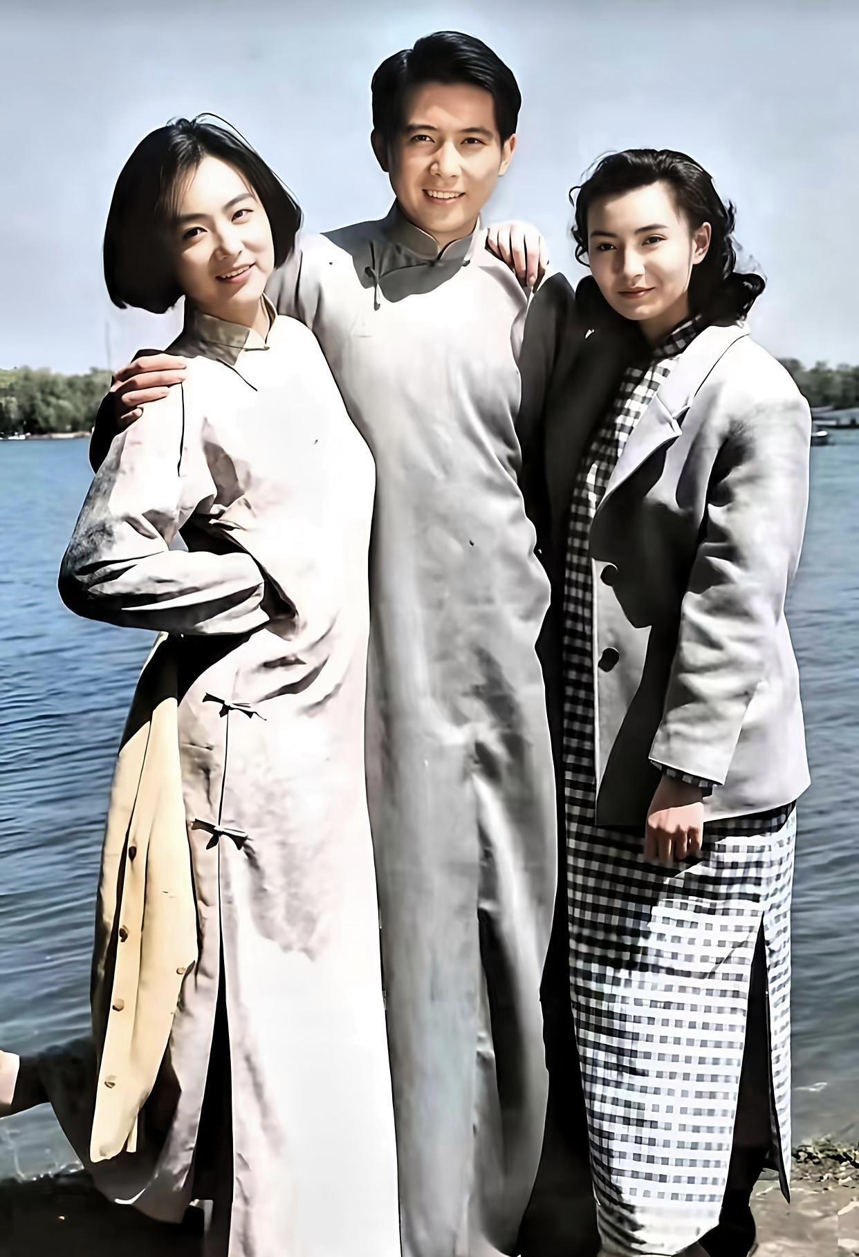 1990年，秦汉、林青霞、张曼玉，在电影《滚滚红尘》剧组时的一张合影。当时，