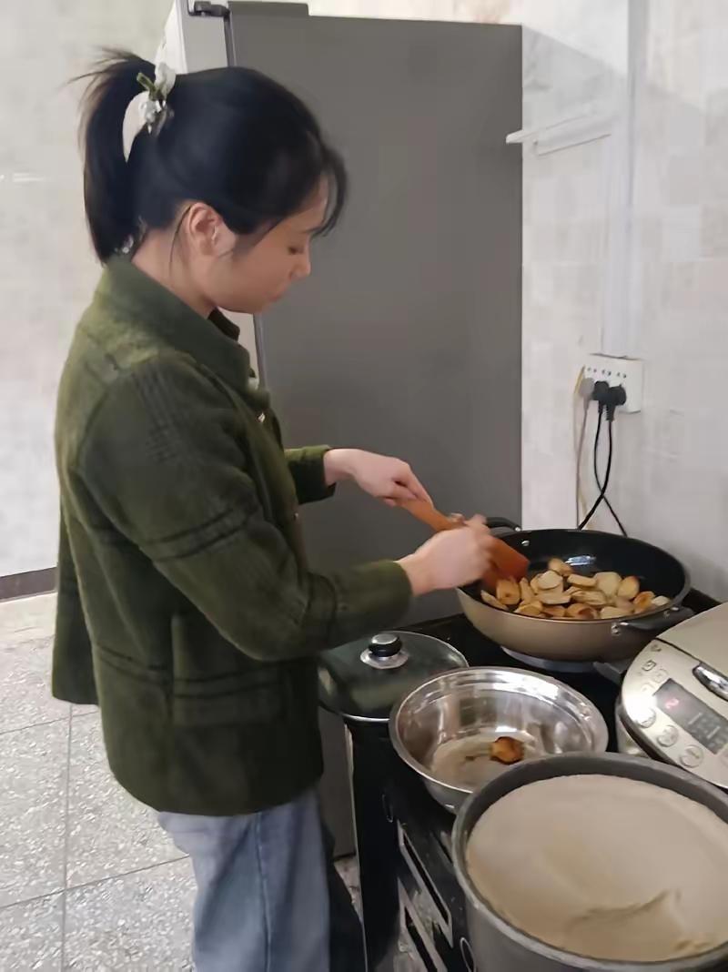 办公室的小孙结婚14年了，省吃俭用好不容易存下了19万块钱。现在正好房价下跌了，