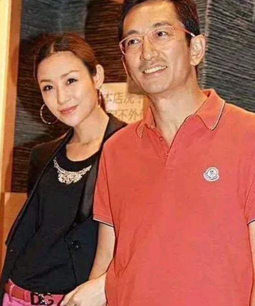 当年，43岁的吴启华娶了比自己小21岁石洋子，结婚7年近5亿家产被石洋子挥霍一空