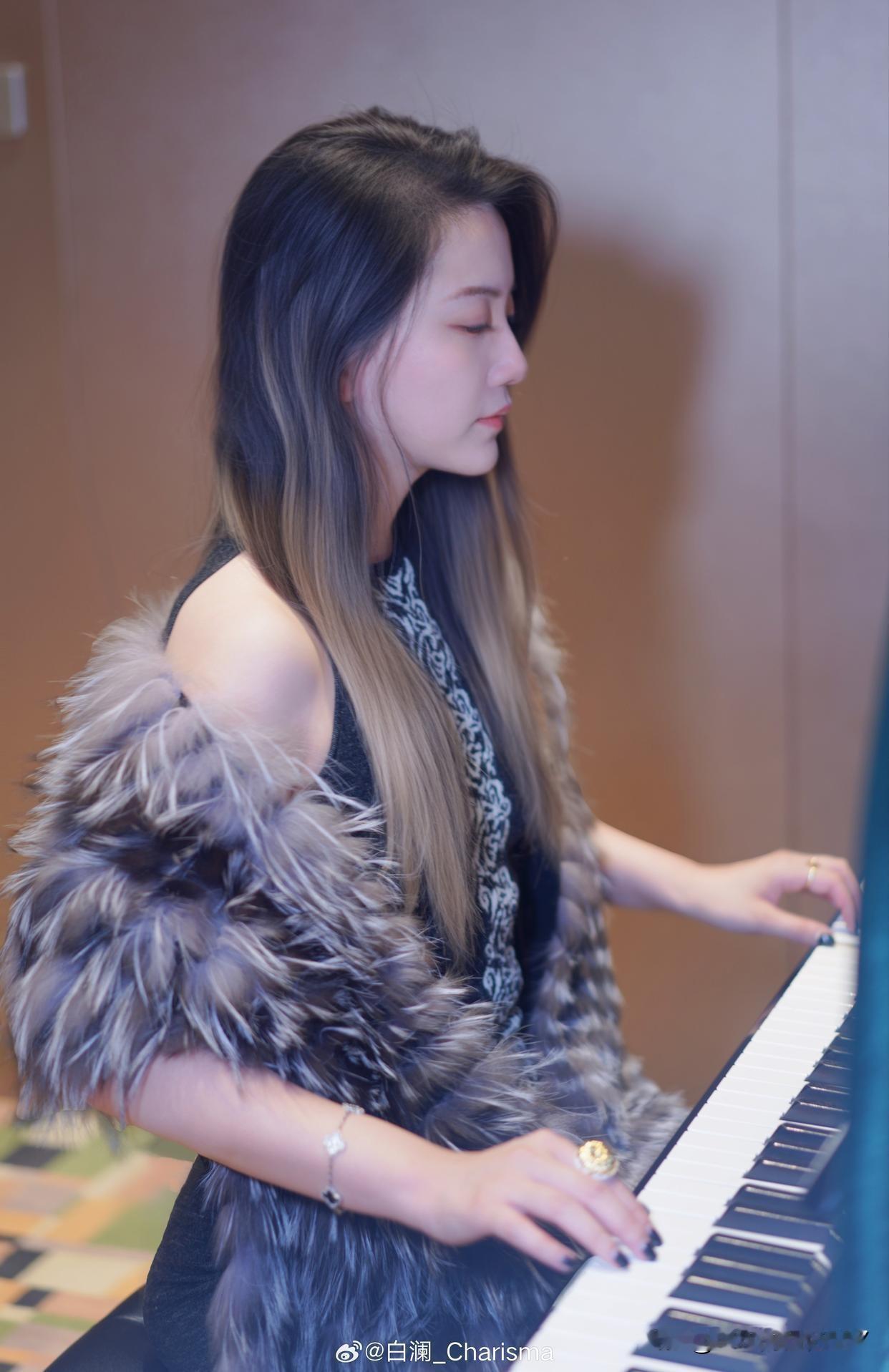 在琴房里，常能看到优雅钢琴少女沉浸在音乐的世界里。她一袭白色连衣裙，坐姿端正优雅